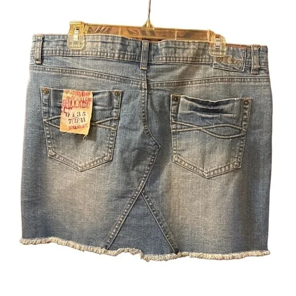 NWT Billabong Distressed Low Rise Denim Mini Skirt Juniors - Picture 2 of 8